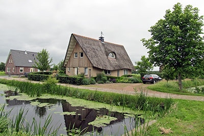 IMG_2350_1206hthatchedroofsm