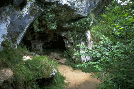 Cueva del Buxu entrance
