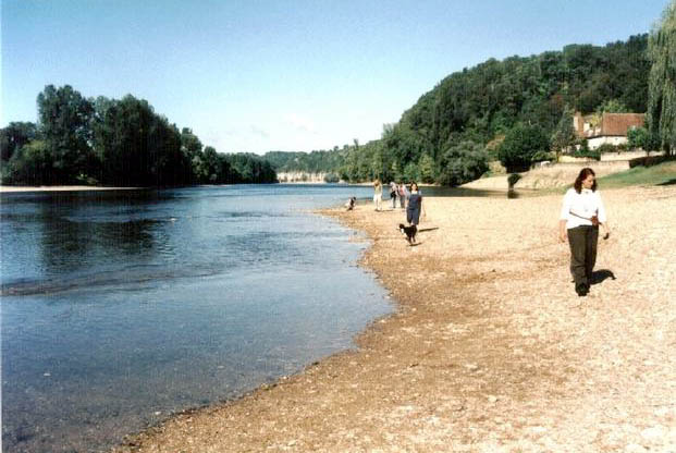 Limeuil - looking west along La Dordogne