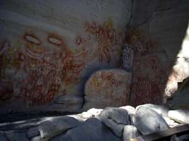 Carnarvon Gorge artwork Art Gallery rock shelter hands red nets white nets ochre two handed stencil forearms