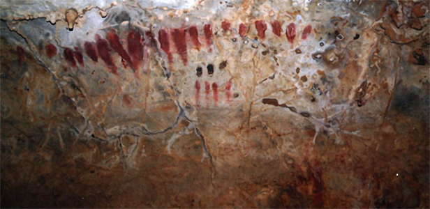 Cueva del Pindal red signs near fish