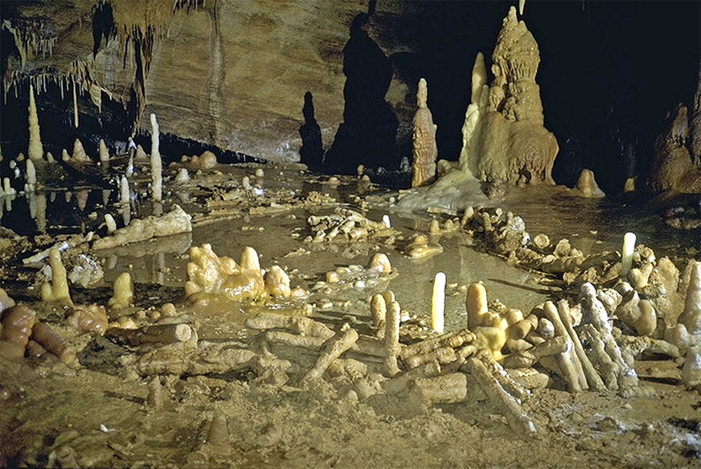 bruniquel interior