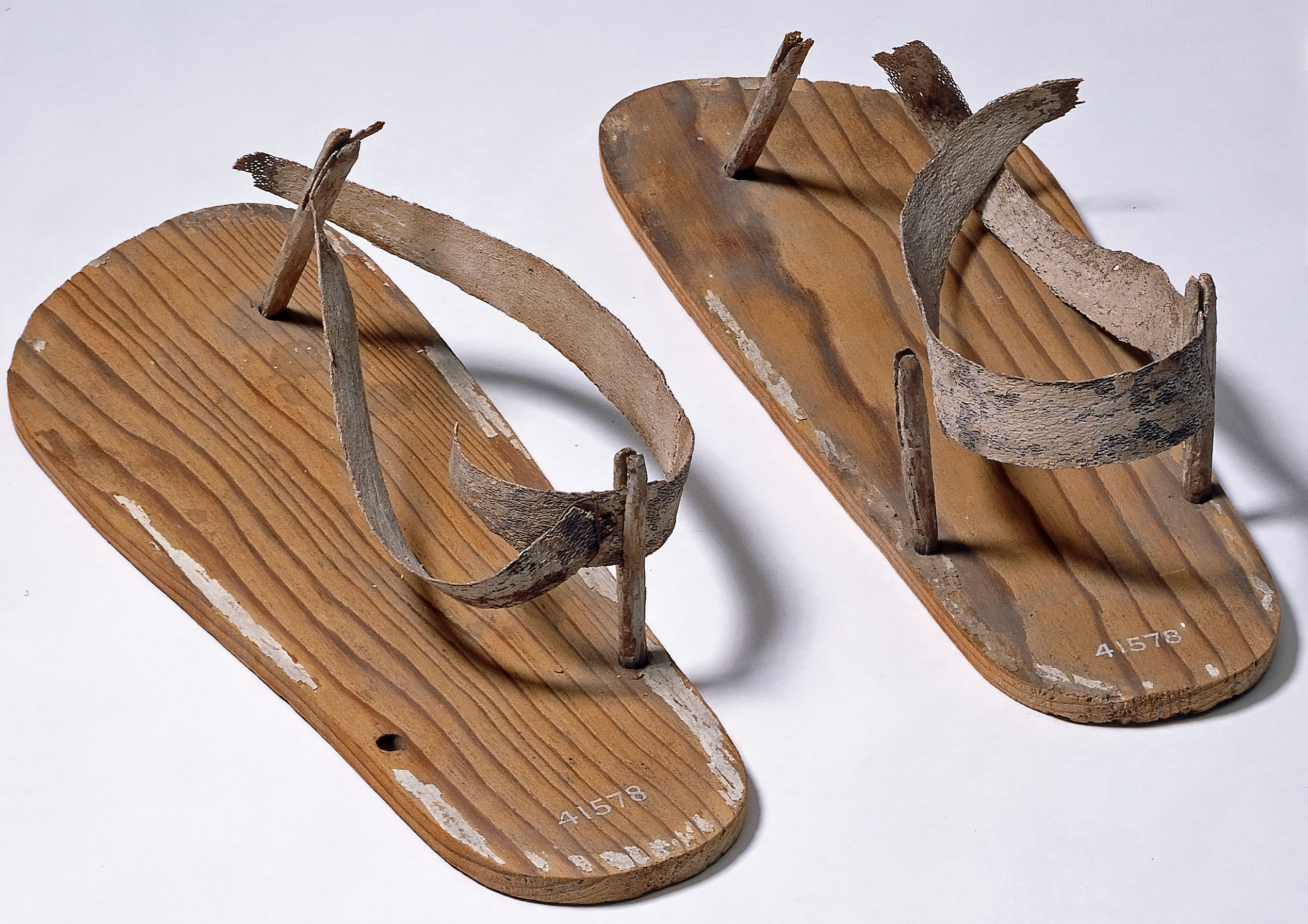 Первые сандали. Древняя обувь. Древние сандали. Античные сандалии. Деревянные сандалии древности.