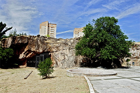 maltravieso cave entrance 