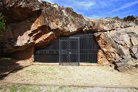 maltravieso cave entrance 