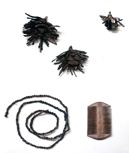 DSC02218necklaceberriescopperwoodencombsm